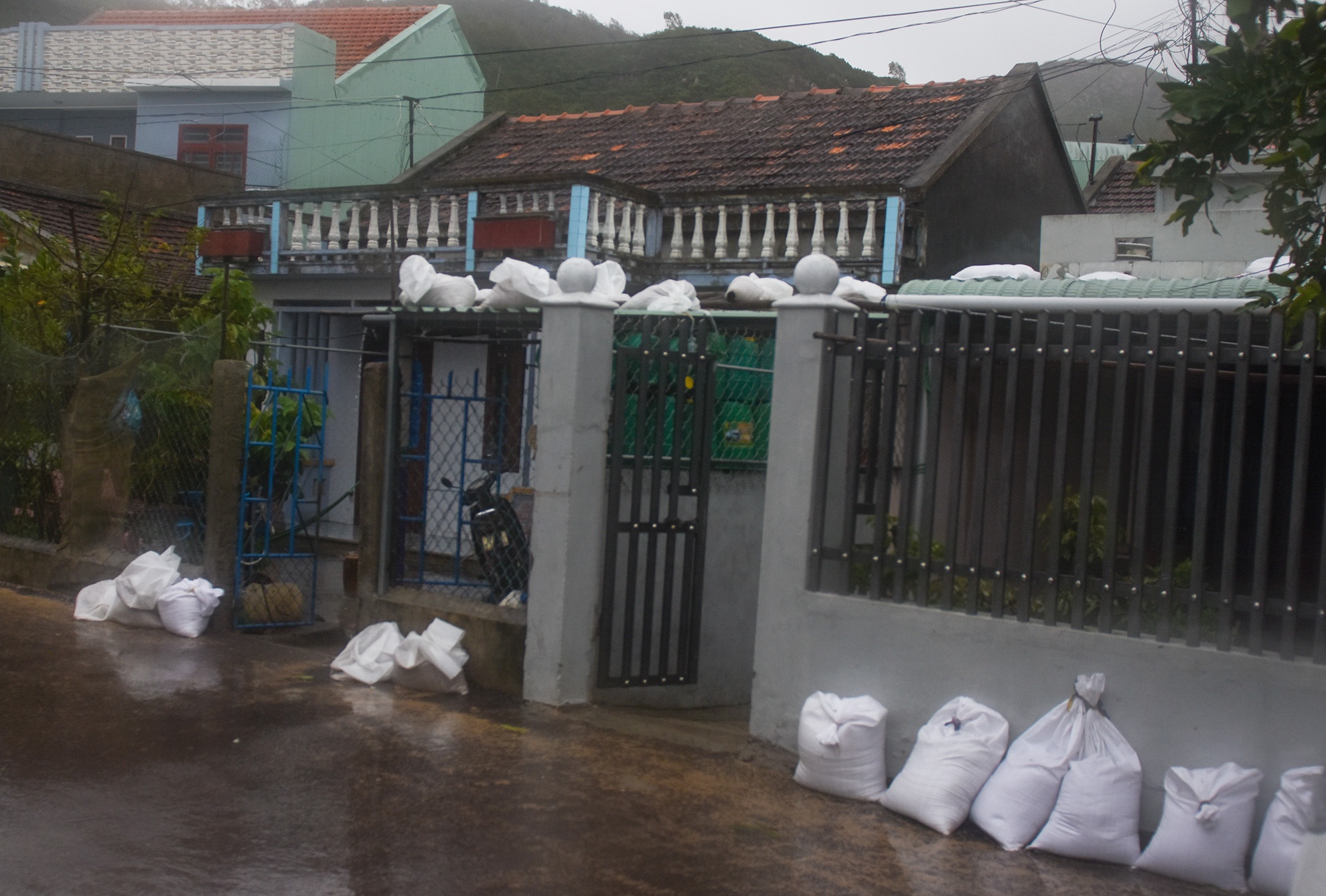 Chang nha chong bao, nguoi dan ong bi dien giat tu vong hinh anh