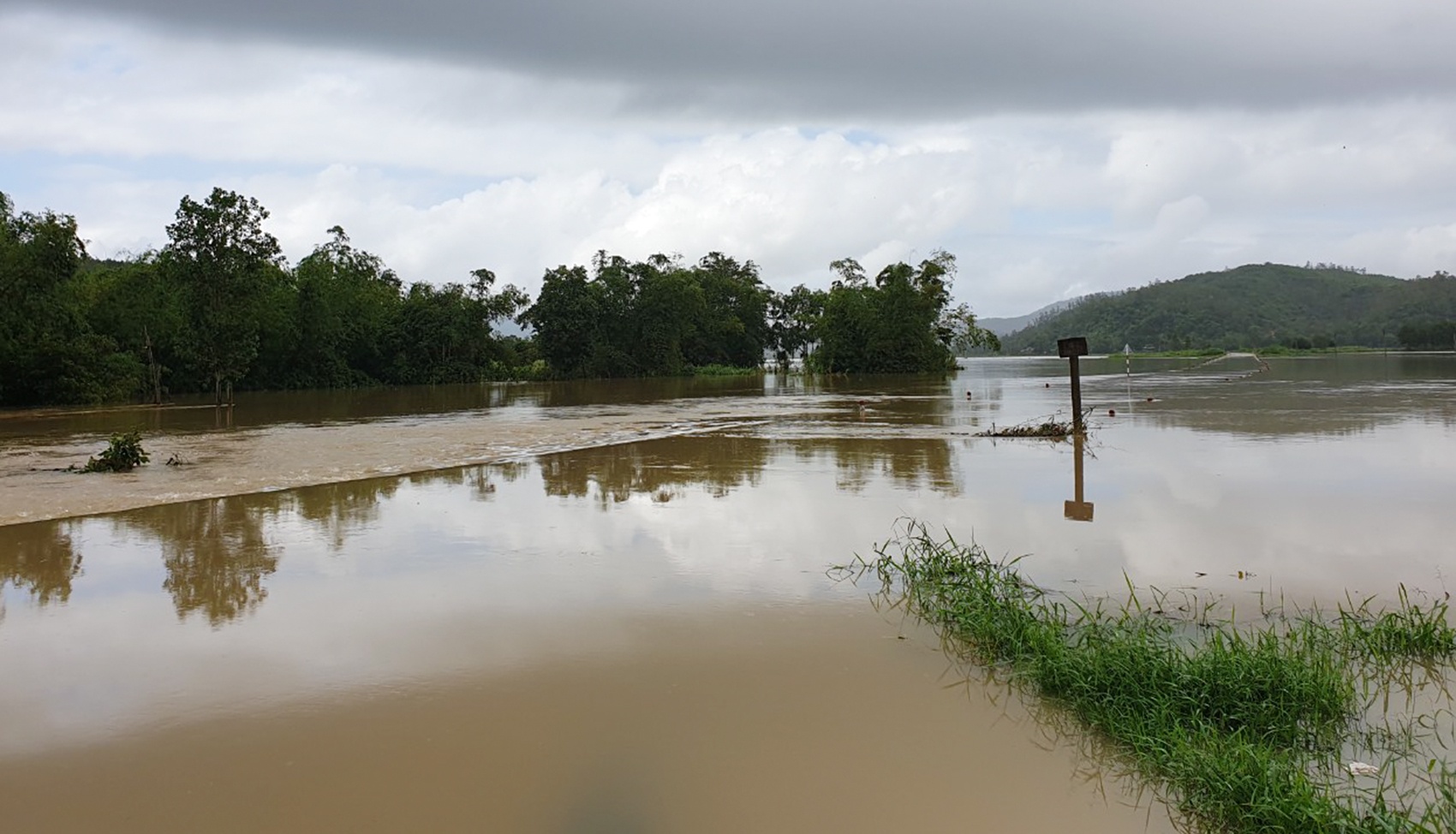 Thủy điện xả lũ miền Trung ảnh 2 Thuy dien xa lu mien Trung anh 2