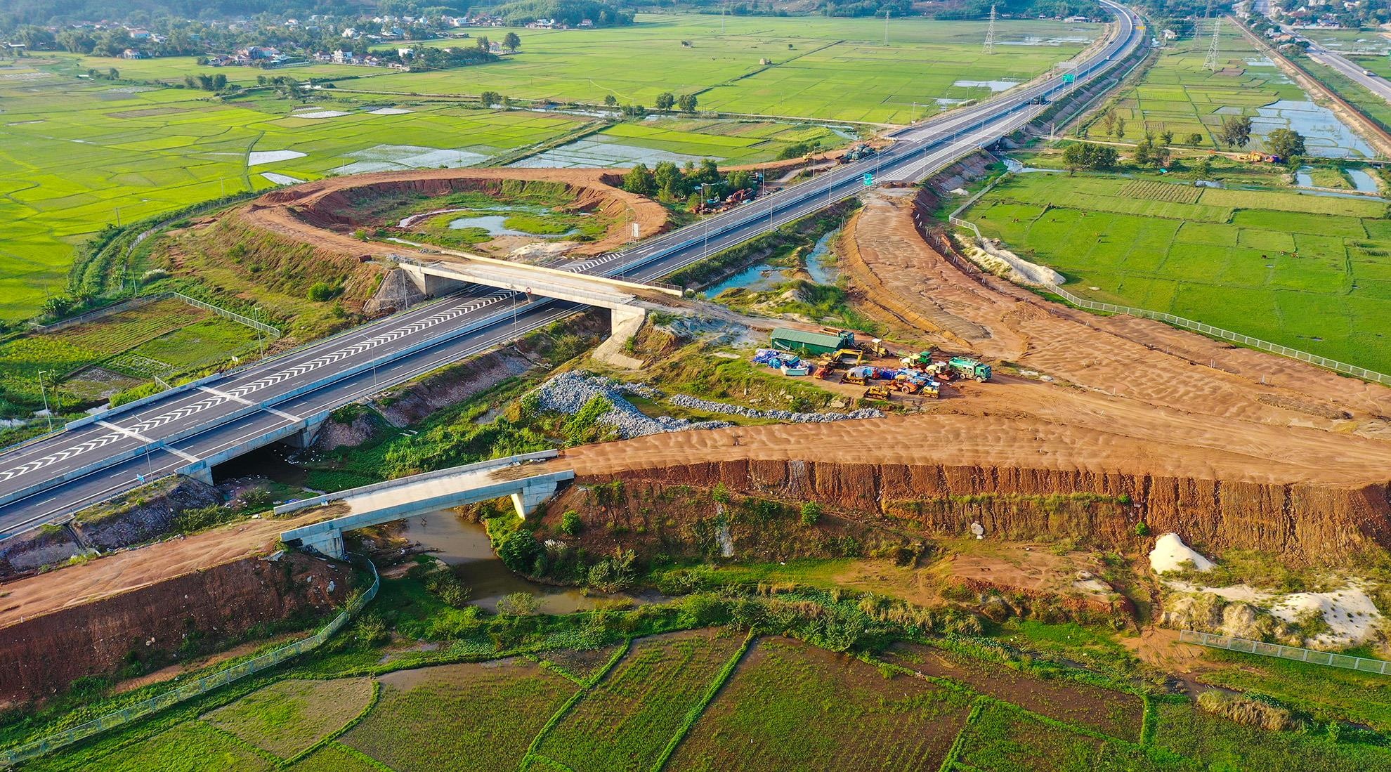 Vong xoay Dung Quat tan hoang o cao toc 34.500 ty hinh anh