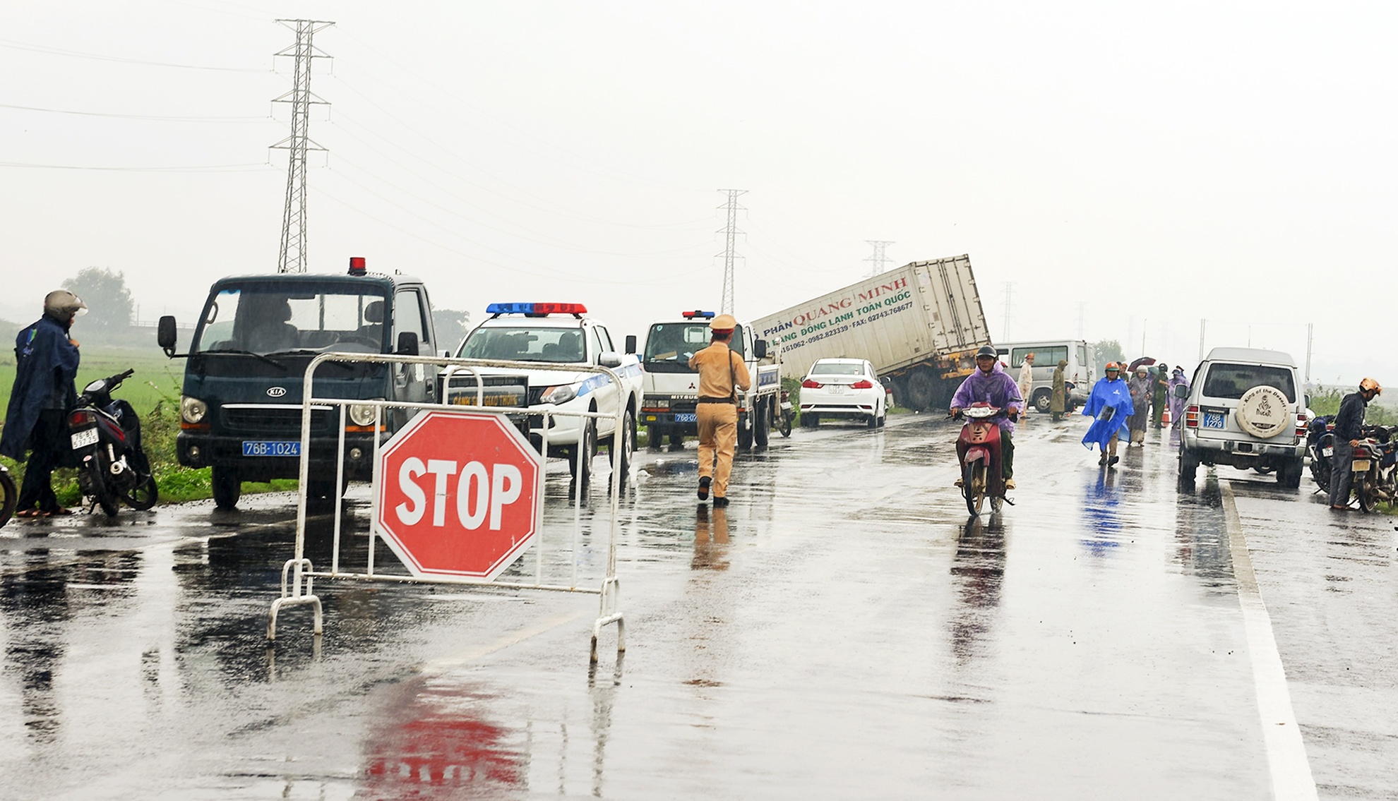 oto cho 12 nha su doi dau xe container anh 1