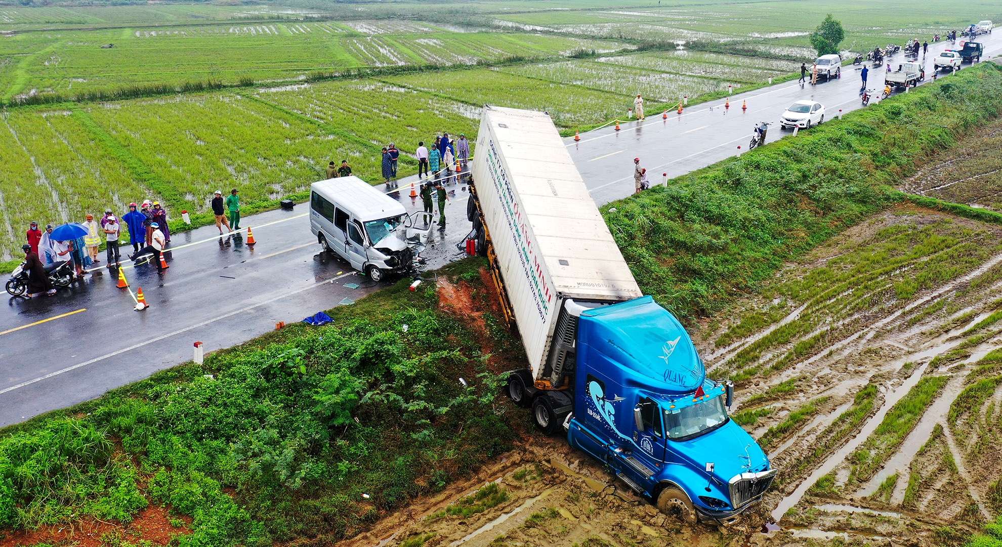 oto cho 12 nha su doi dau xe container anh 2