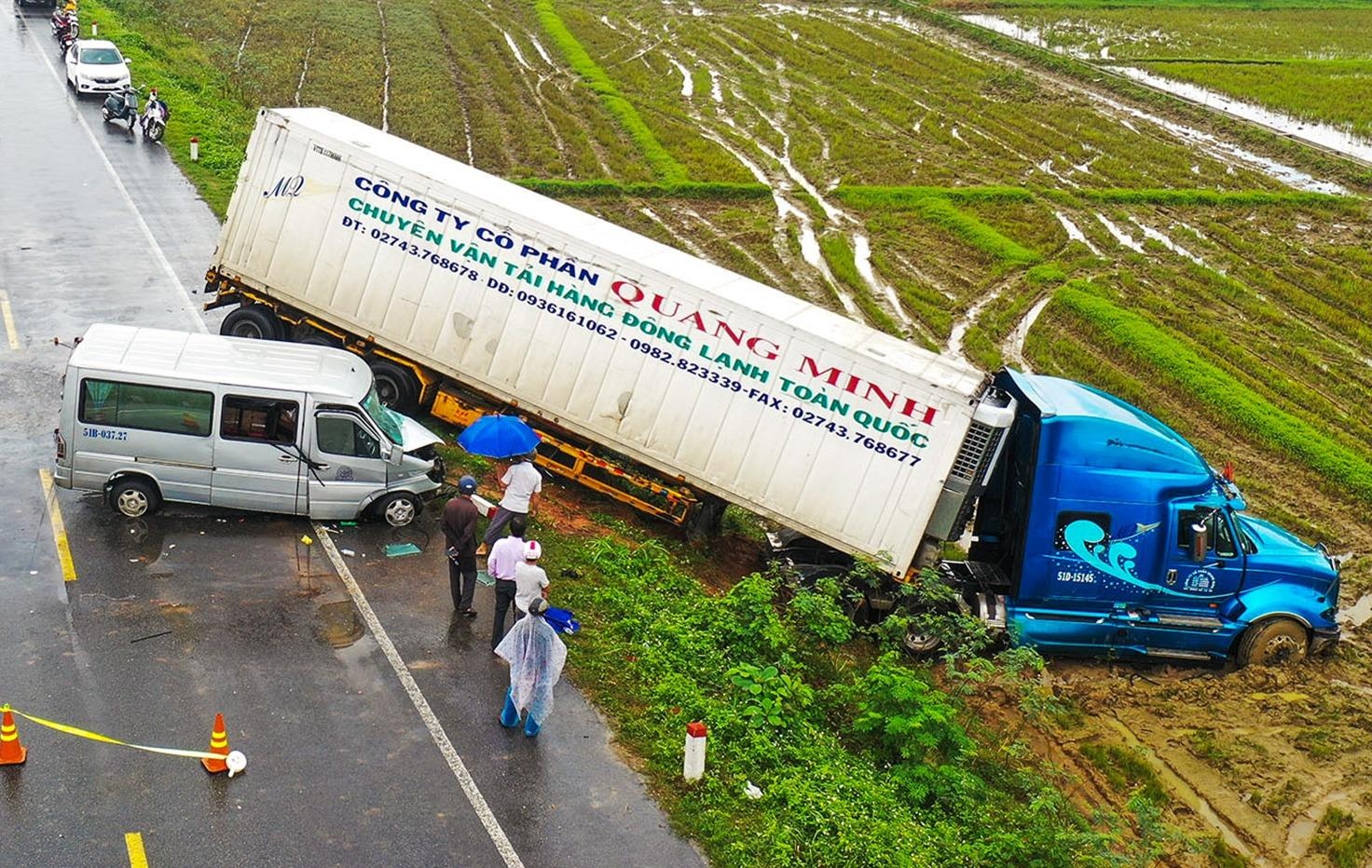 Oto cho 12 nha su doi dau xe container hinh anh