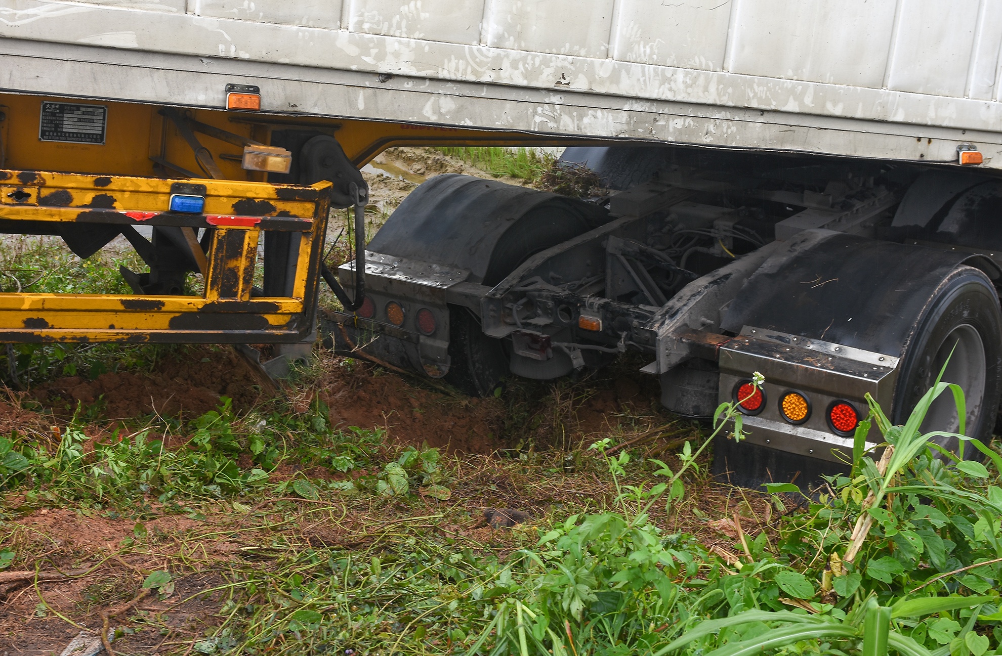 oto cho 12 nha su doi dau xe container anh 9
