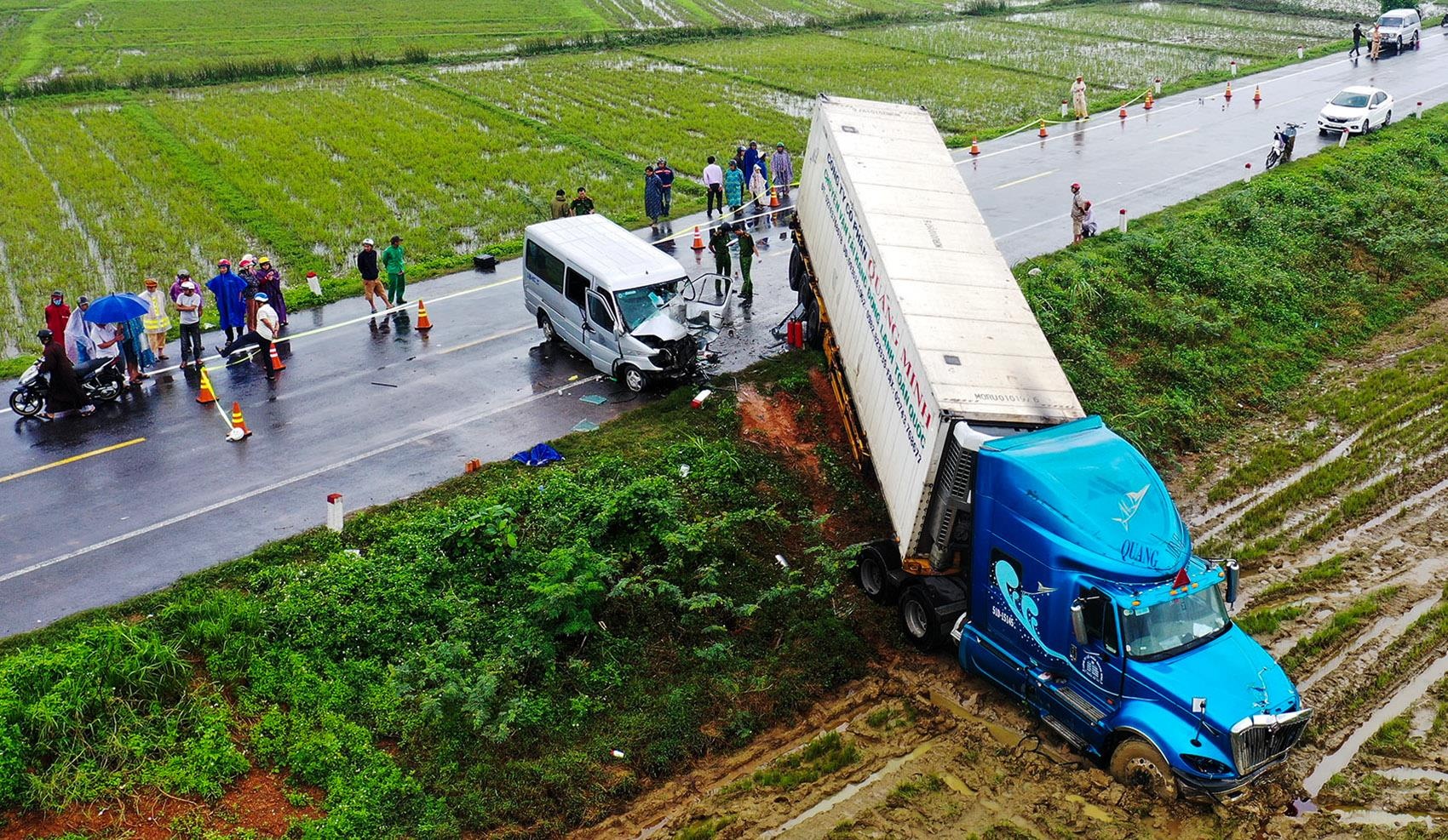 Hien truong oto cho 12 nha su va cham xe container hinh anh