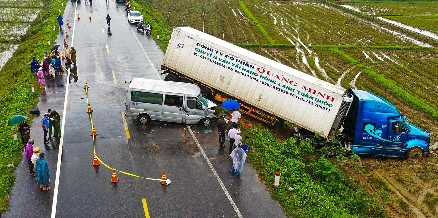 12 nha su tren xe 16 cho gap nan khi di cau sieu hinh anh