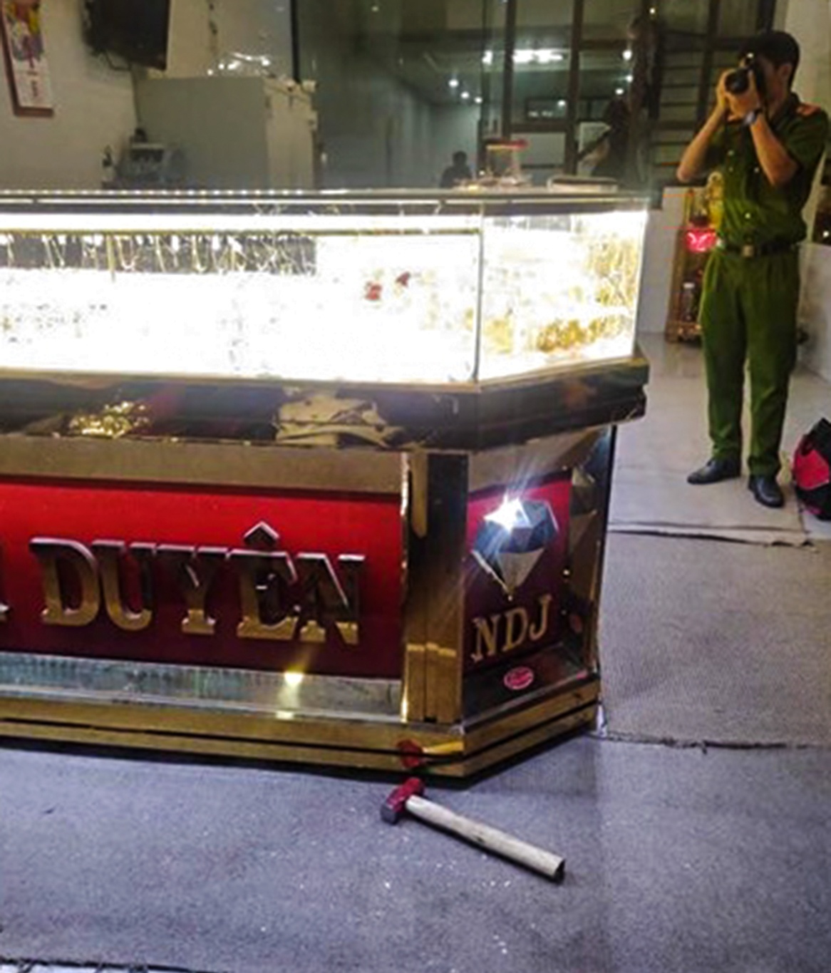Trộm tiệm vàng ở Quảng Ngãi  ảnh 2 Trom tiem vang o Quang Ngai anh 2