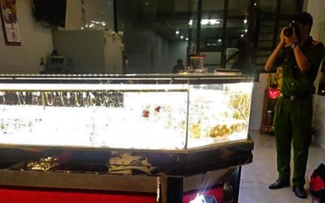 Ke gian bit mat dap tu tiem vang hinh anh