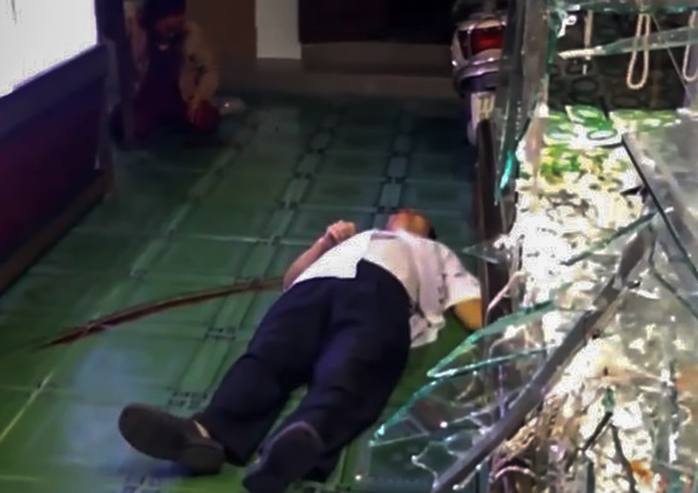 Đập tủ kính cướp tiệm vàng ảnh 2 Dap tu kinh cuop tiem vang anh 2