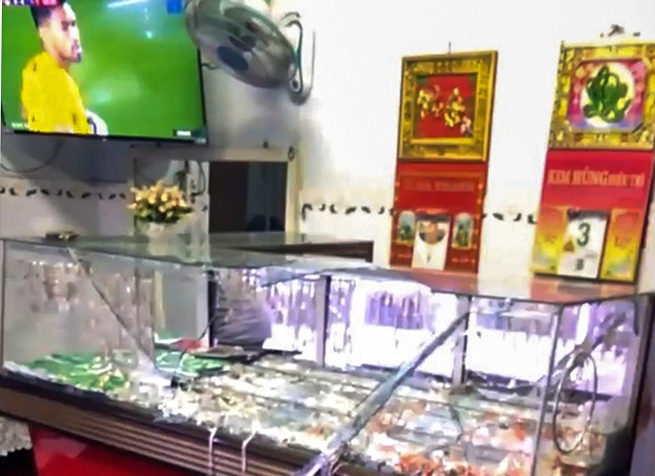 Đập tủ kính cướp tiệm vàng ảnh 1 Dap tu kinh cuop tiem vang anh 1