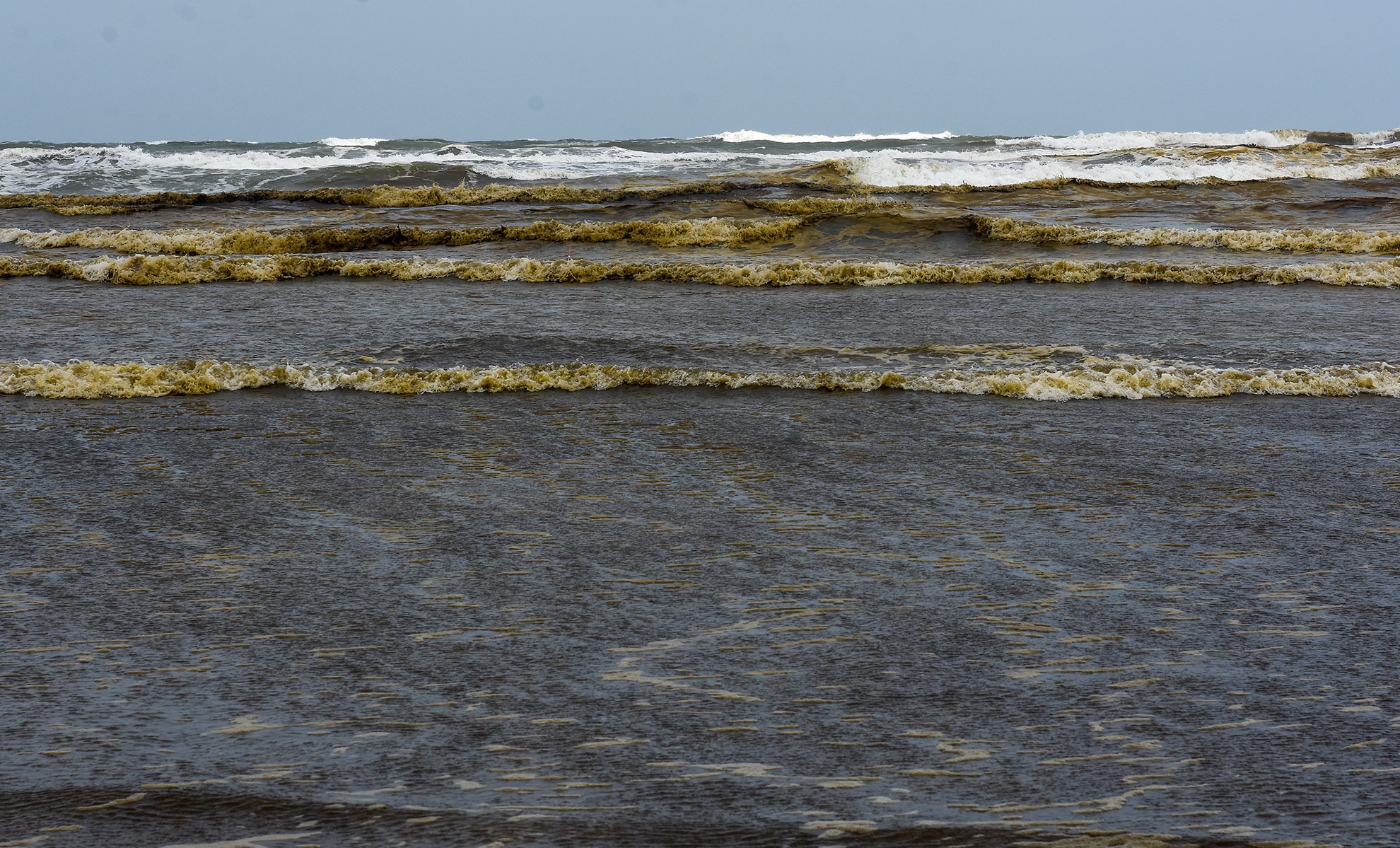 Nuoc bien o Quang Ngai chuyen den, noi bot bat thuong hinh anh