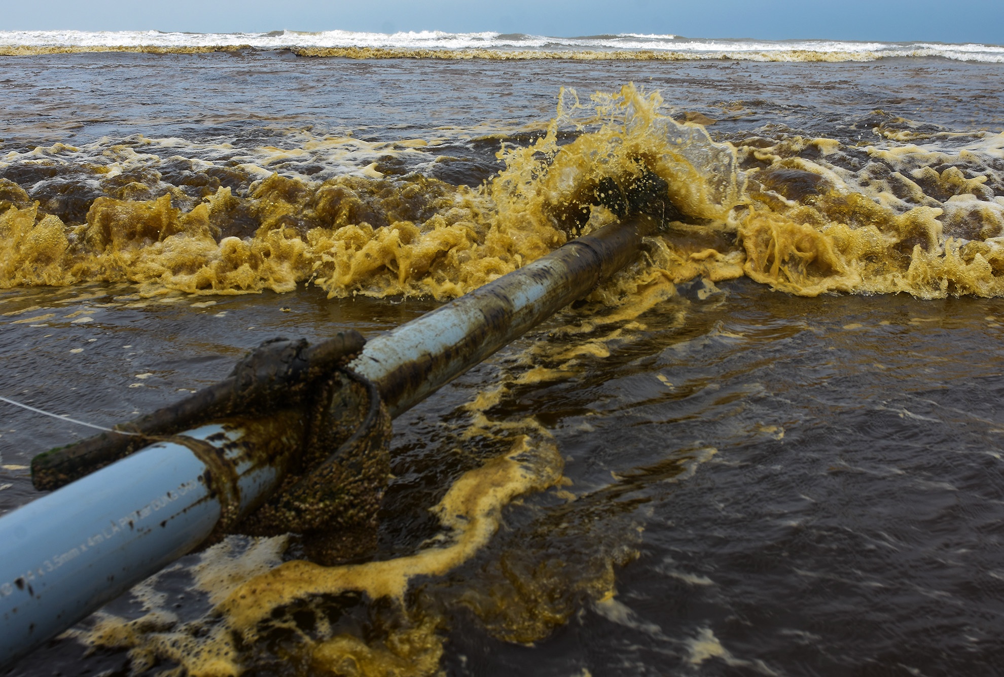Nuoc bien nhuom den bat thuong anh 6
