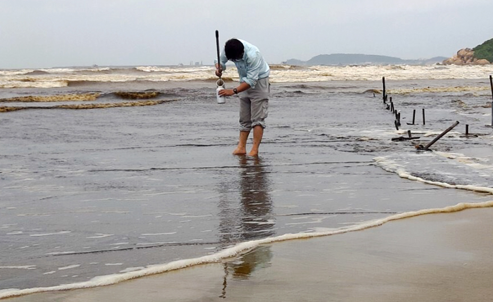 Nuoc bien nhuom den bat thuong anh 10