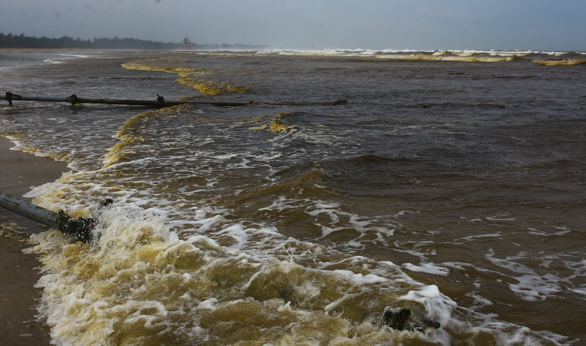Nuoc bien nhuom den bat thuong anh 1