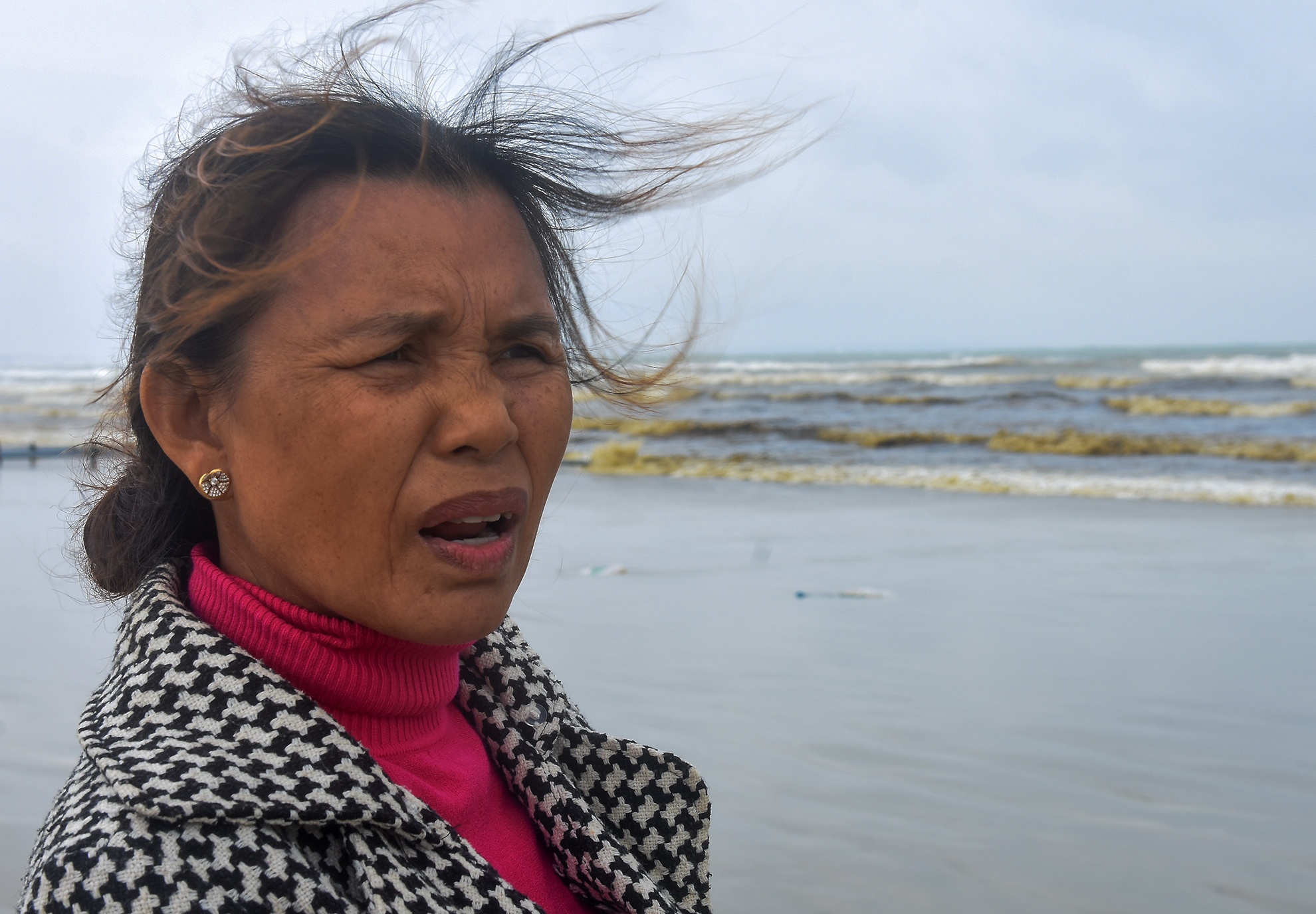 Nuoc bien nhuom den bat thuong anh 4