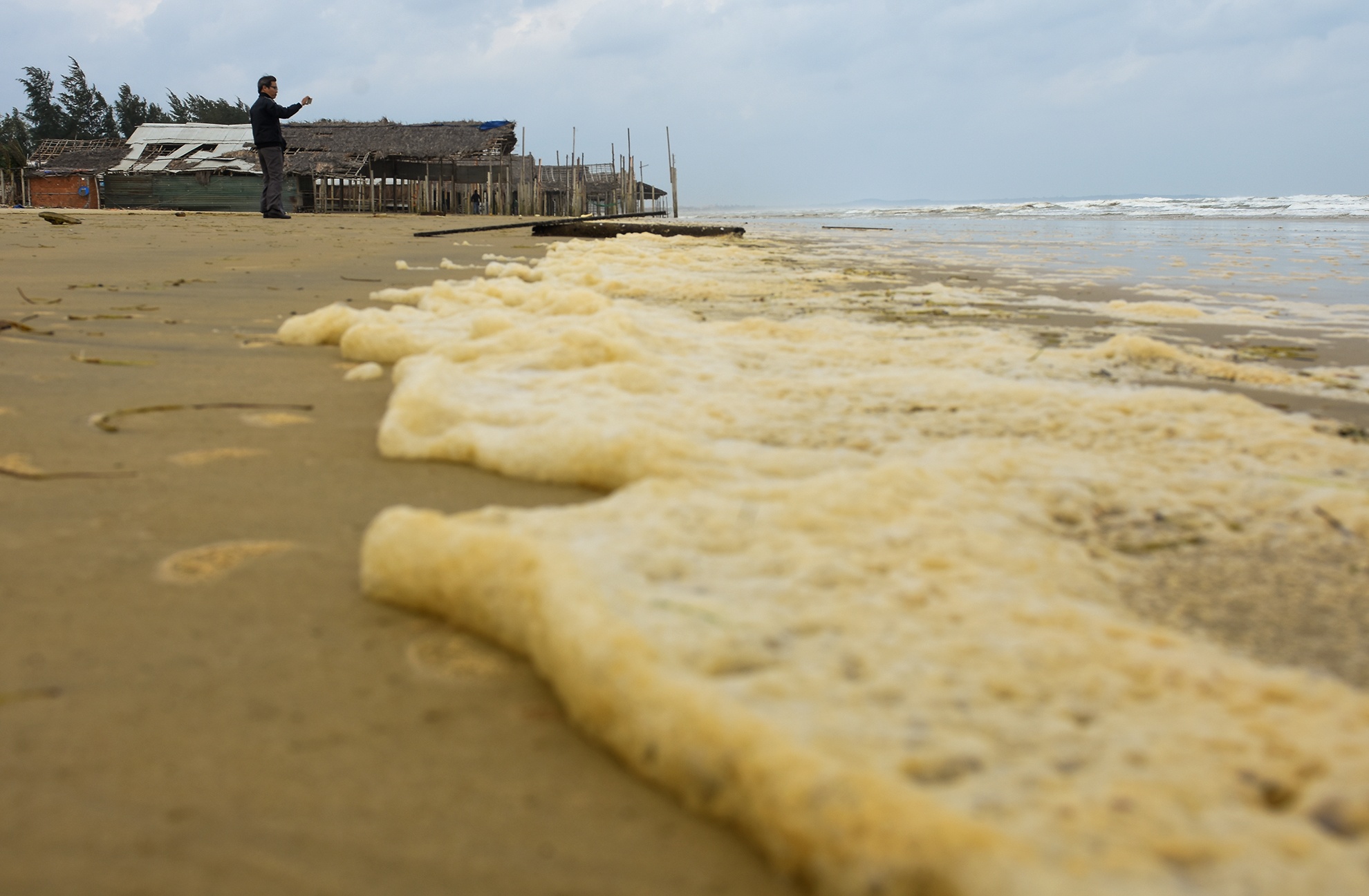Nuoc bien nhuom den bat thuong anh 8
