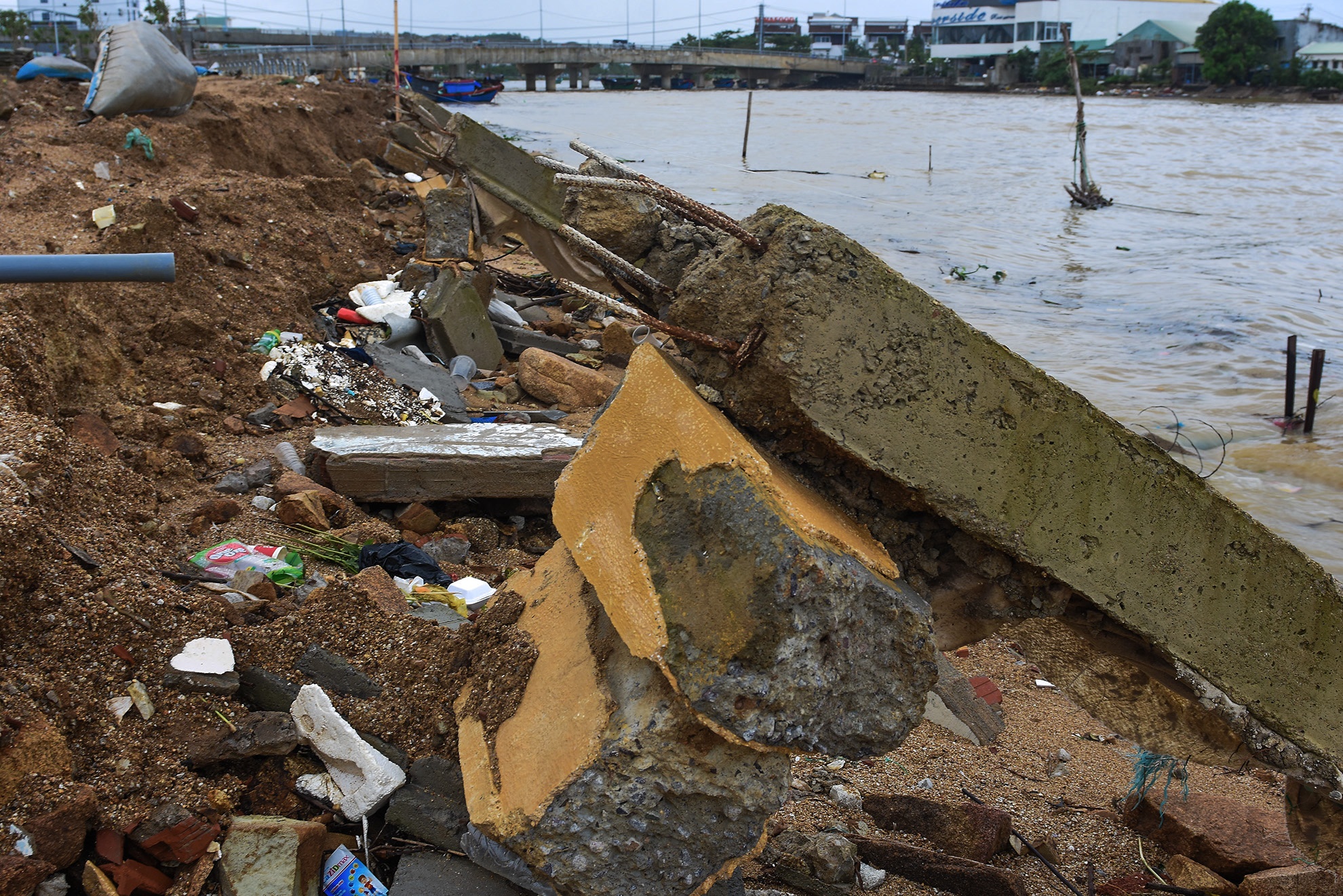 Ke bien tien ty sat lo anh 4