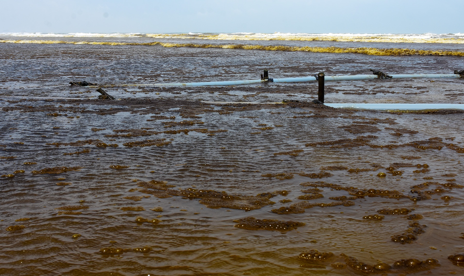 Nuoc bien nhuom den bat thuong anh 2