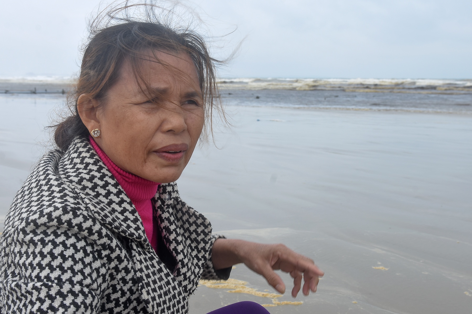 Nuoc bien nhuom den bat thuong anh 1