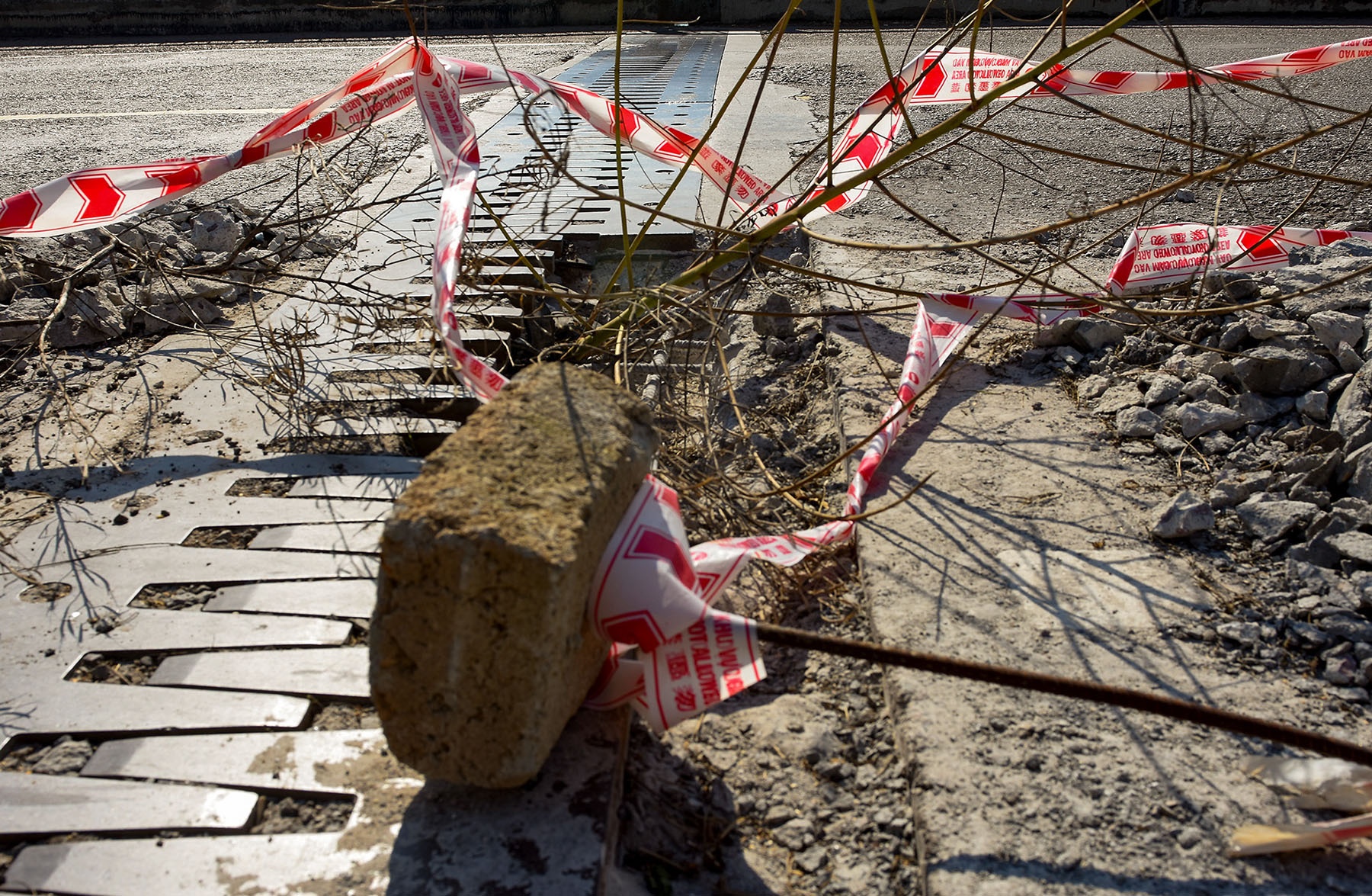 Bay tren cong truong sua cau qua quoc lo 1 o Binh Dinh hinh anh