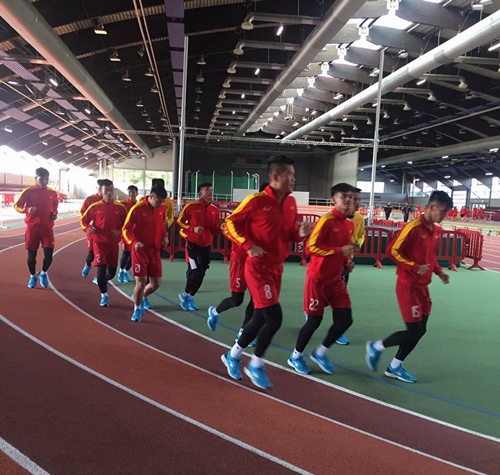 HLV Hoang Anh Tuan chia se tinh hinh cua U20 Viet Nam tai Duc hinh anh