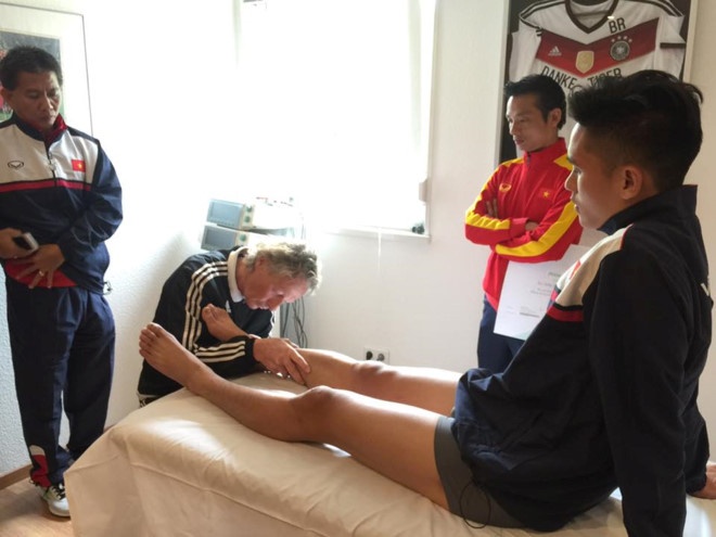 U20 Viet Nam bi bao chan thuong can quet hinh anh