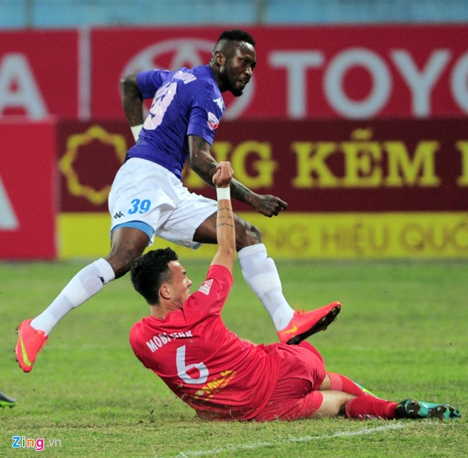 Samson bi cam thi dau vi danh cau thu o AFF Cup anh 1