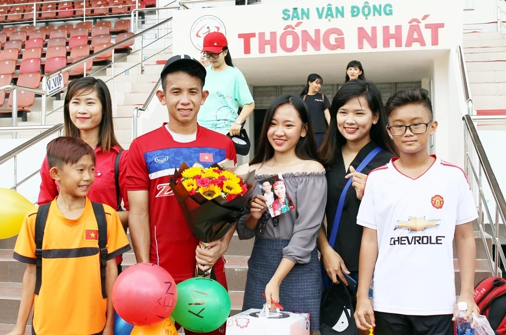 Fan nu xinh dep den chuc mung sinh nhat Hong Duy o san Thong Nhat anh 1