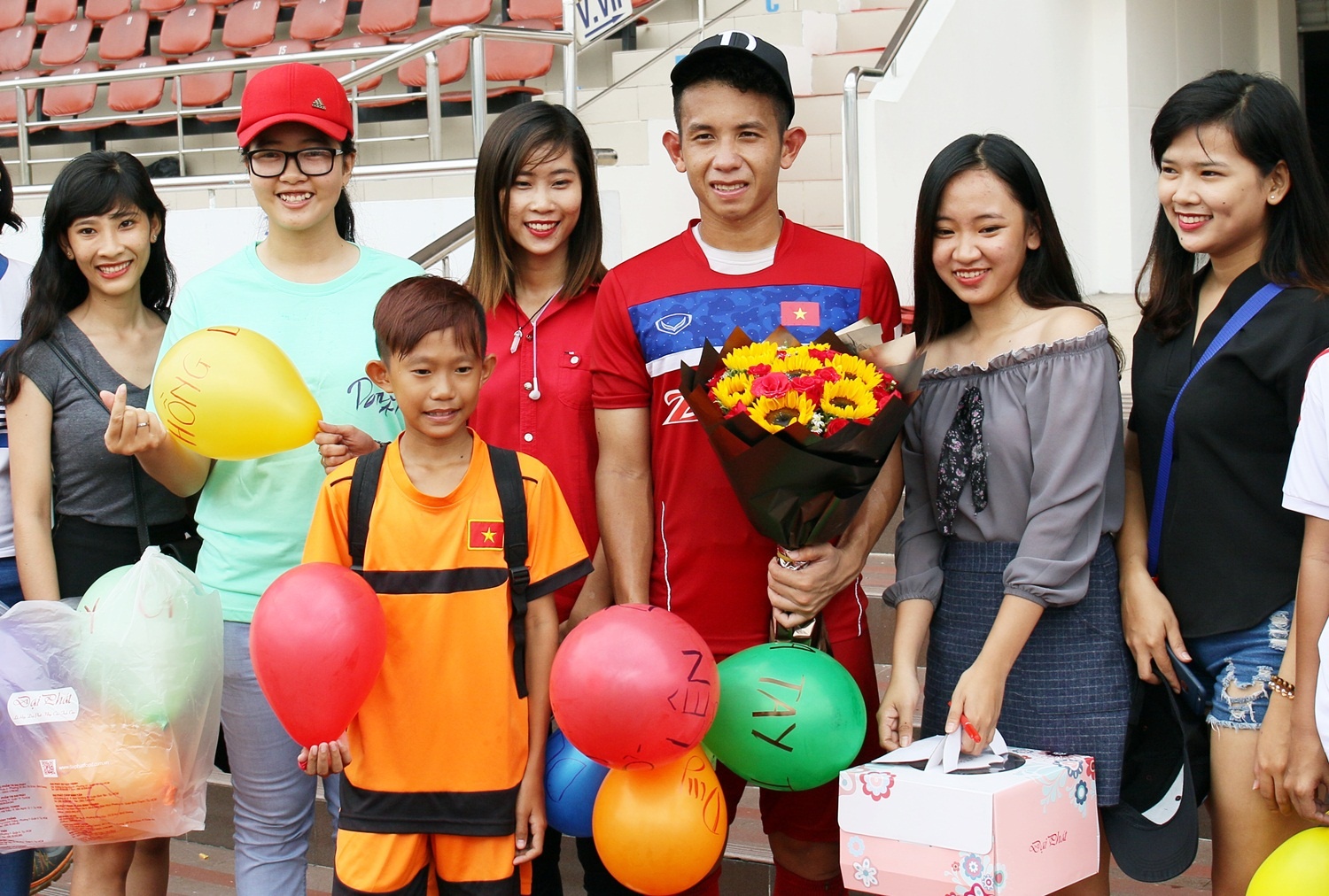 Fan nu to chuc sinh nhat cho Hong Duy o san Thong Nhat hinh anh