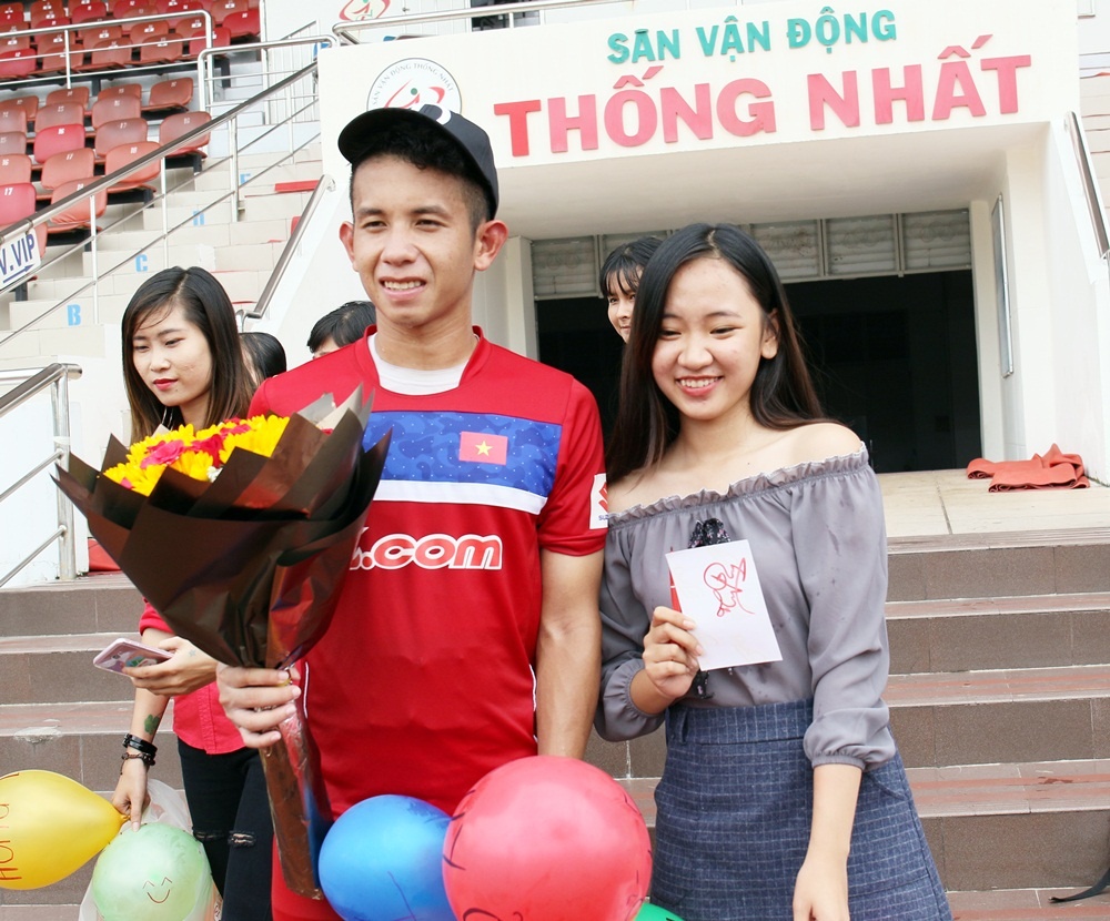 Fan nu xinh dep den chuc mung sinh nhat Hong Duy o san Thong Nhat anh 2