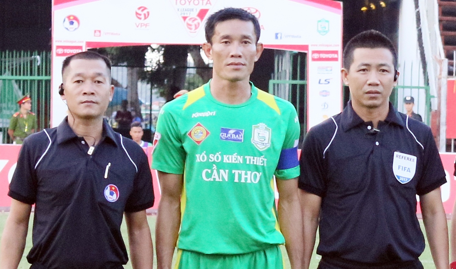 Chi Cong mang kiem len facebook doi anh 1