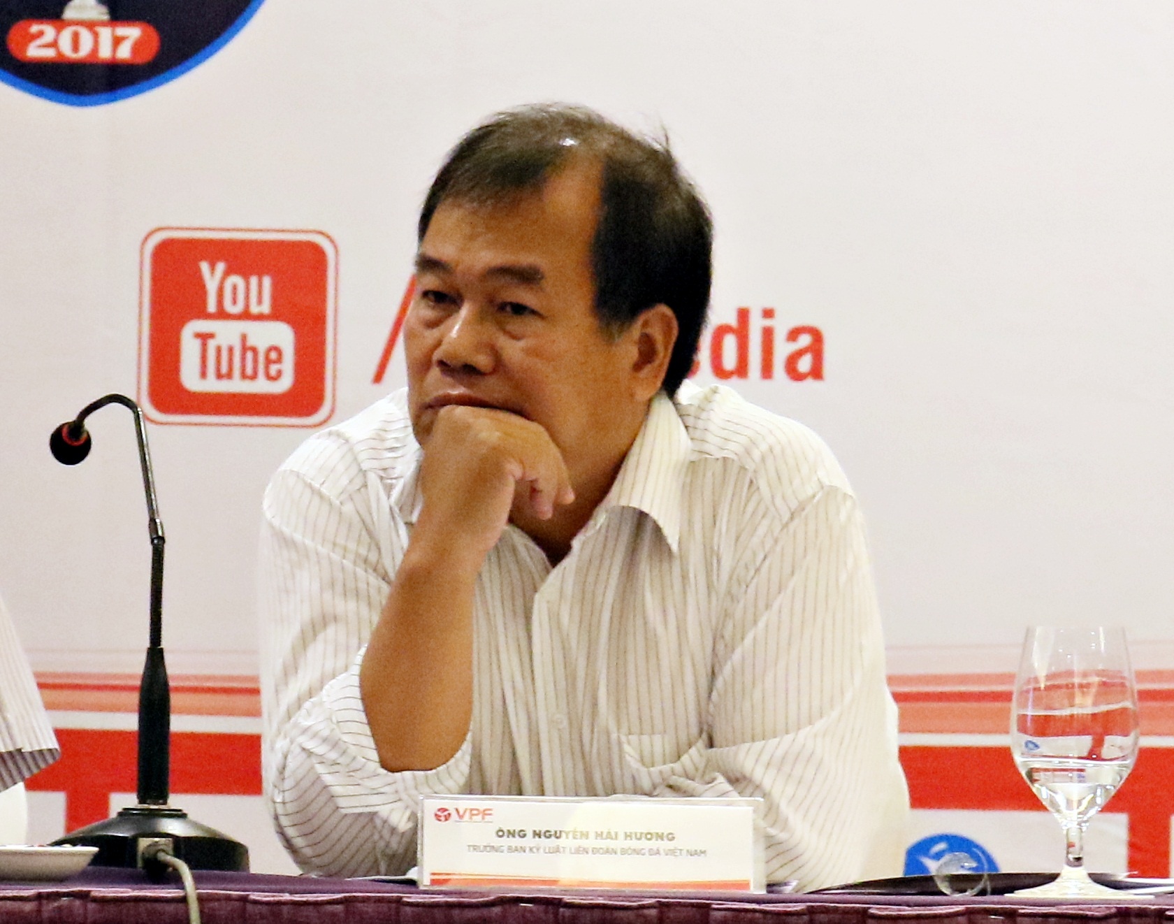 Bau Duc co the bi nhan an phat neu phat ngon ve trong tai o luot ve V.League 2017. anh 1