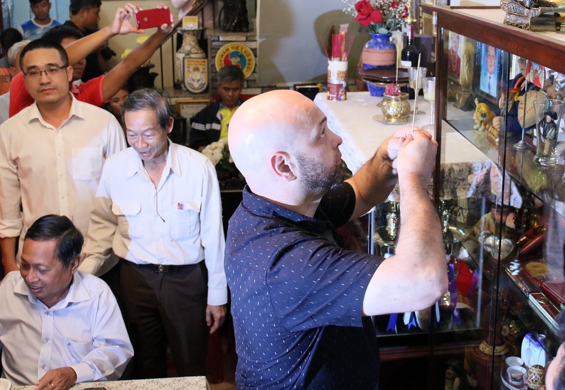 Flores: 'Neu bi phong dien thi toi bai vo su Kiet lam su phu' hinh anh