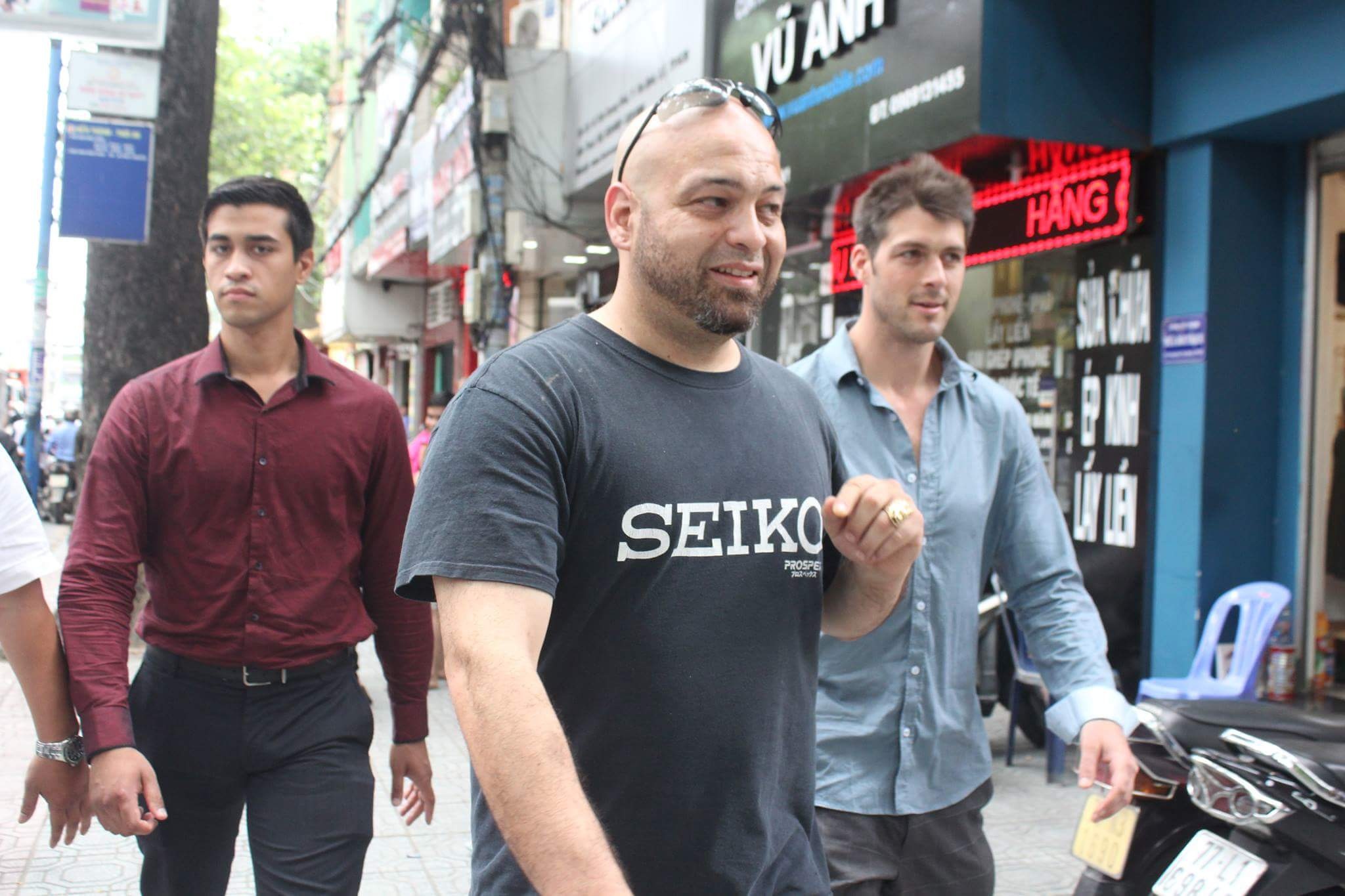 Flores khong du trinh de danh voi Cung Le anh 1