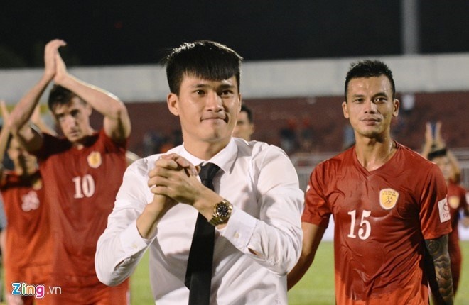 Doi bong cua Cong Vinh chia tay 13 cau thu hinh anh