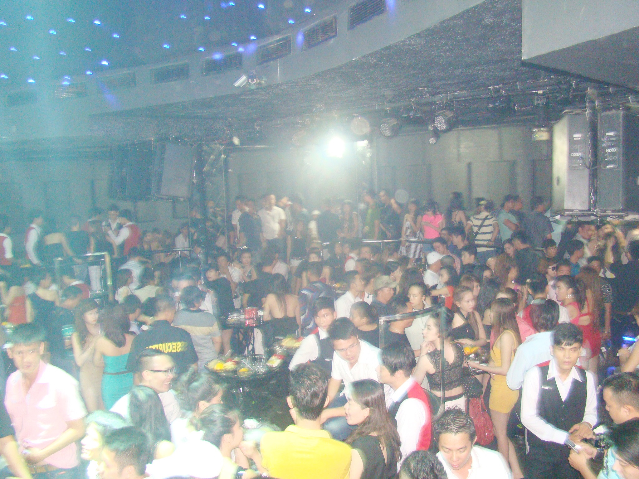 Hang tram canh sat bao vay vu truong New Sai Gon hinh anh