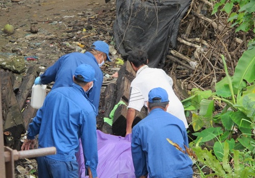 Xac nguoi tu tu noi tren song Sai Gon hinh anh
