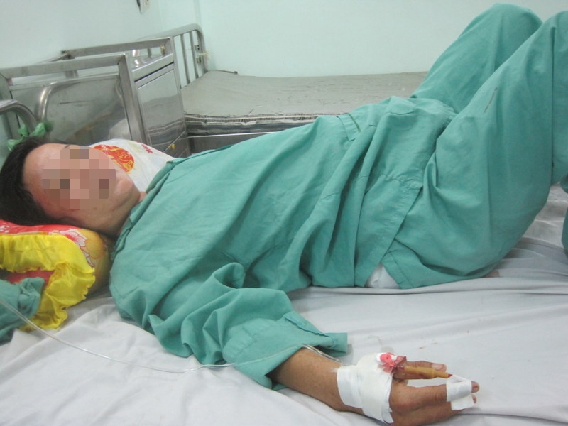 Di doi no bi con cua tinh nhan truy sat trong thuong hinh anh