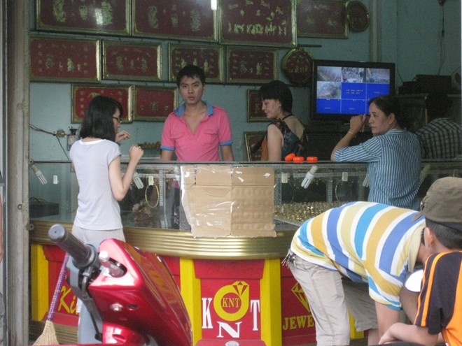 Truy tim nguoi phu nu bi an trong vu cuop tiem vang 30 giay hinh anh