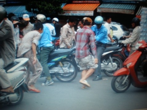 50 trieu vang ra duong, dan tranh nhau nhat o Sai Gon hinh anh
