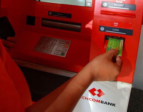 2 nguoi Nga rut tien hang loat ngan hang bang the gia hinh anh