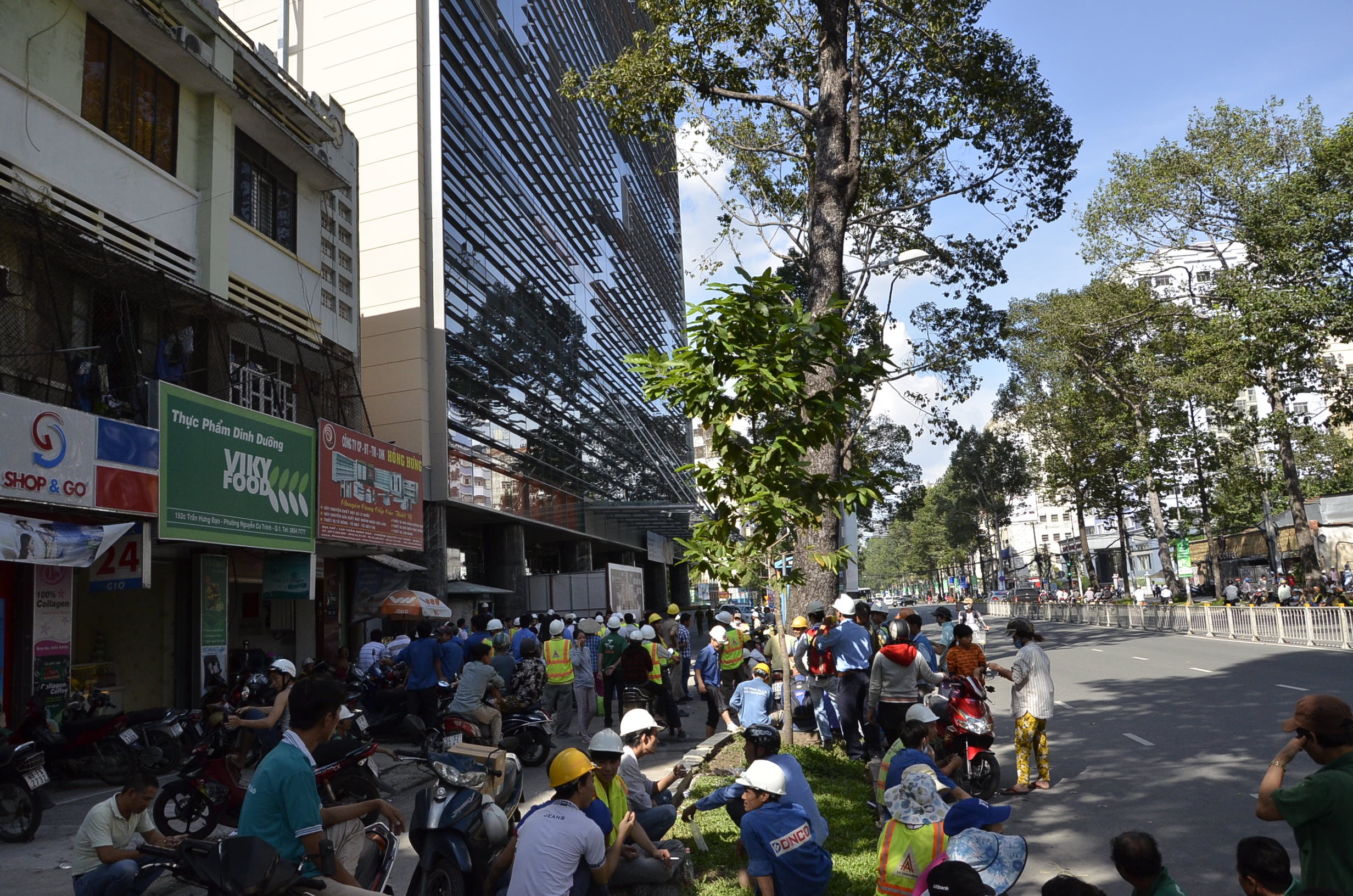 Nha 27 tang phat hoa giua Sai Gon, hang tram nguoi hon loan hinh anh