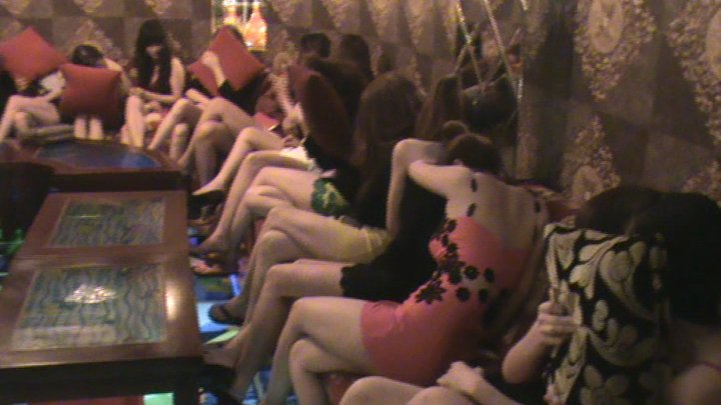 Dot kich loat quan karaoke, kieu nu dang kheu goi tiep khach hinh anh