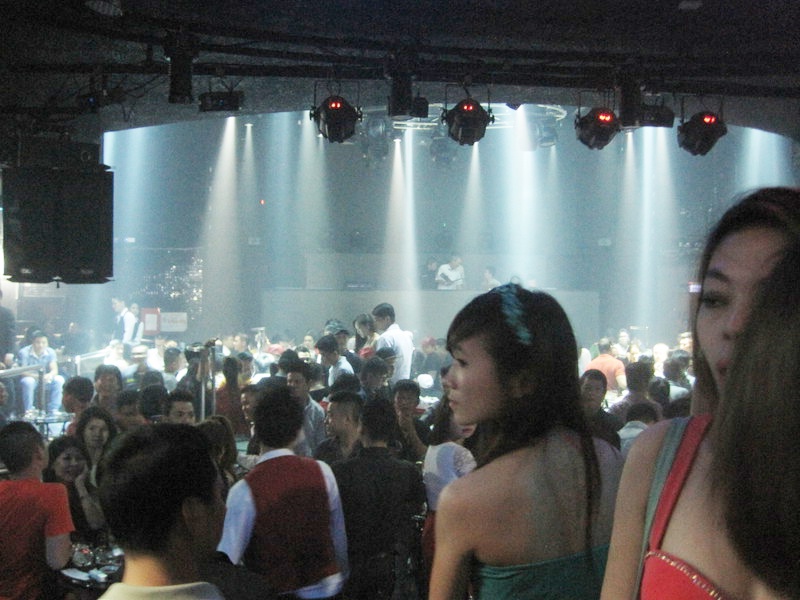 Can bo phuong doi noi mau giang ho rut sung quay vu truong hinh anh