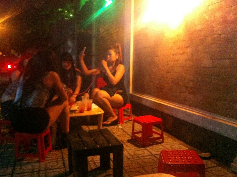 Thieu nu Sai Gon 'phe' theo lan khoi shisha hinh anh