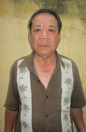 Bat ke lua dao 'chay' vao truong canh sat hinh anh