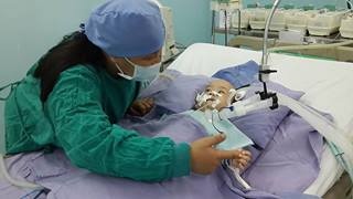 Be Phi Long nam chat tay me khong muon roi hinh anh