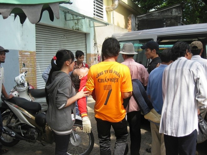 Be trai chet duoi ao beo do tu nga hinh anh