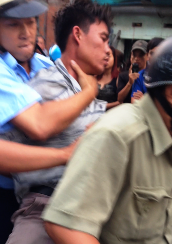 Trat tu do thi bi 'to' danh nguoi ban hang rong ngat xiu hinh anh