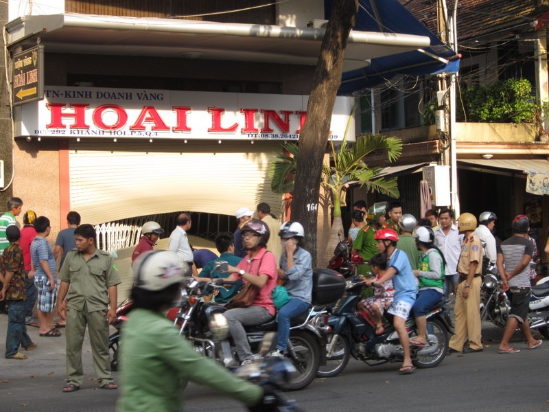 Xe 7 cho gay tai nan, tiem vang phong toa vi so 'hoi cua' hinh anh