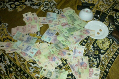 Thua xoc dia, con no cay cu cuop luon song bac hinh anh